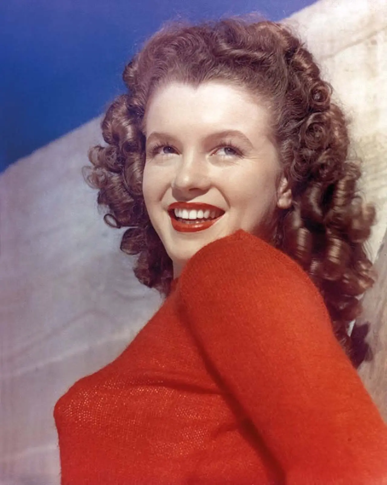 Appearance
She was a natural brunette and a US size 8. The platinum blonde was entirely a dye job, Monroe was born dark-haired. She was also a size 8, curvier than the Hollywood ideal, making her look like a persona, a deliberate reinvention Appearance
She was a natural brunette and a US size 8. The platinum blonde was entirely a dye job, Monroe was born dark-haired. She was also a size 8, curvier than the Hollywood ideal, making her look like a persona, a deliberate reinvention